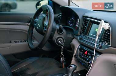 Седан Hyundai Elantra 2017 в 