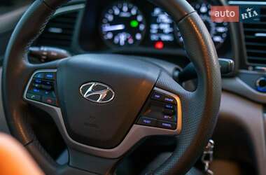 Седан Hyundai Elantra 2017 в 