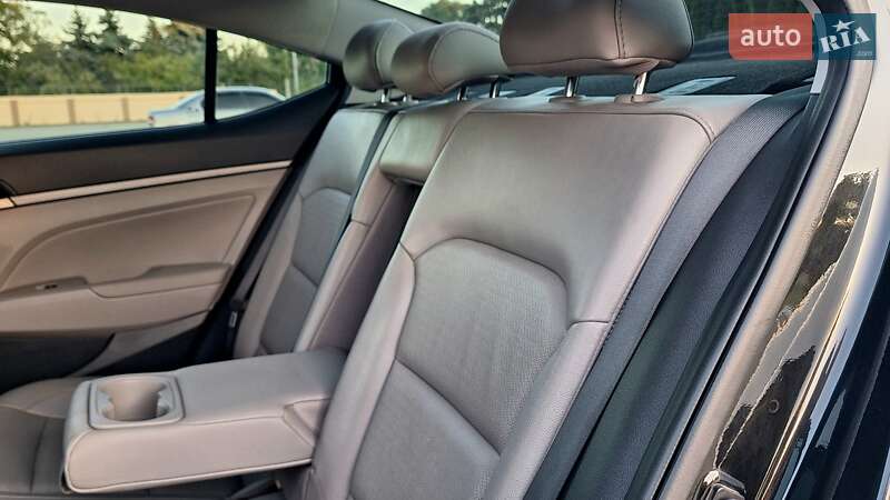 Седан Hyundai Elantra 2016 в Одессе