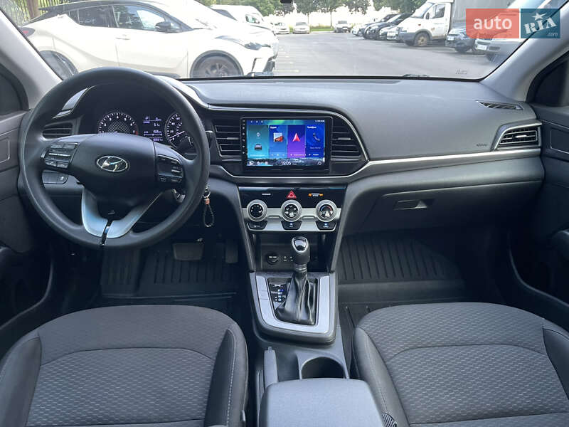 Седан Hyundai Elantra 2018 в Киеве