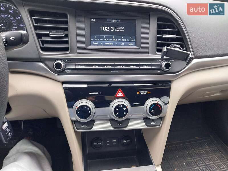 Седан Hyundai Elantra 2019 в Одессе