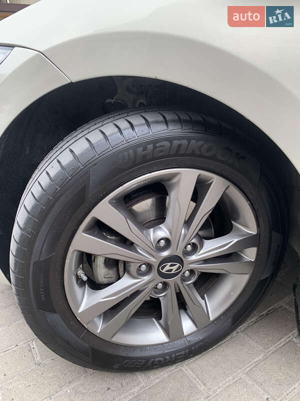 Седан Hyundai Elantra 2018 в Винниках