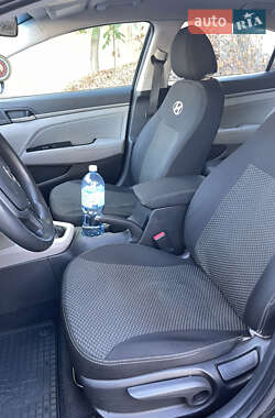 Седан Hyundai Elantra 2017 в 