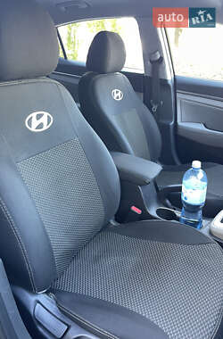 Седан Hyundai Elantra 2017 в 