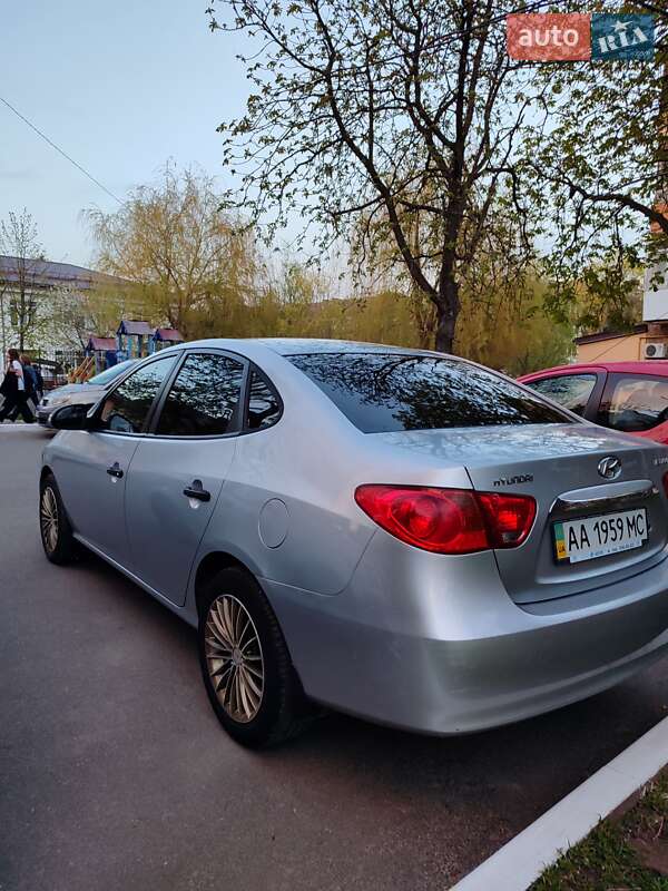 Седан Hyundai Elantra 2010 в Вышгороде