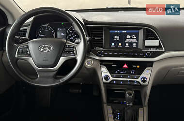 Седан Hyundai Elantra 2016 в Николаеве