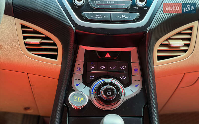 Седан Hyundai Elantra 2013 в Львове