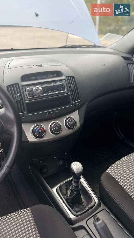 Седан Hyundai Elantra 2011 в Днепре