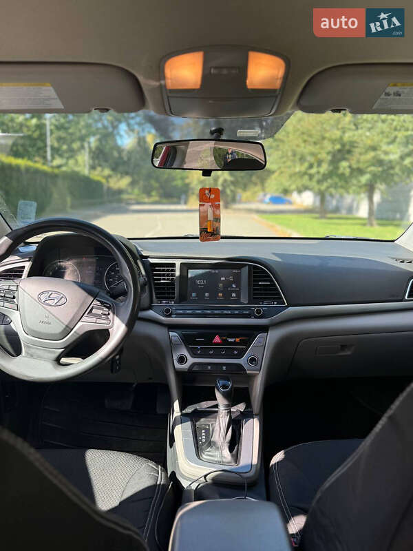 Седан Hyundai Elantra 2016 в Киеве