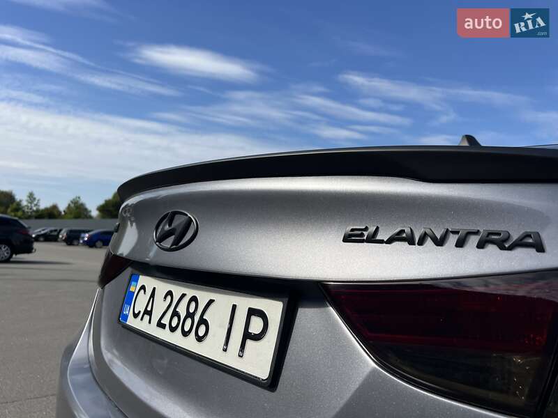 Седан Hyundai Elantra 2013 в Богуславе