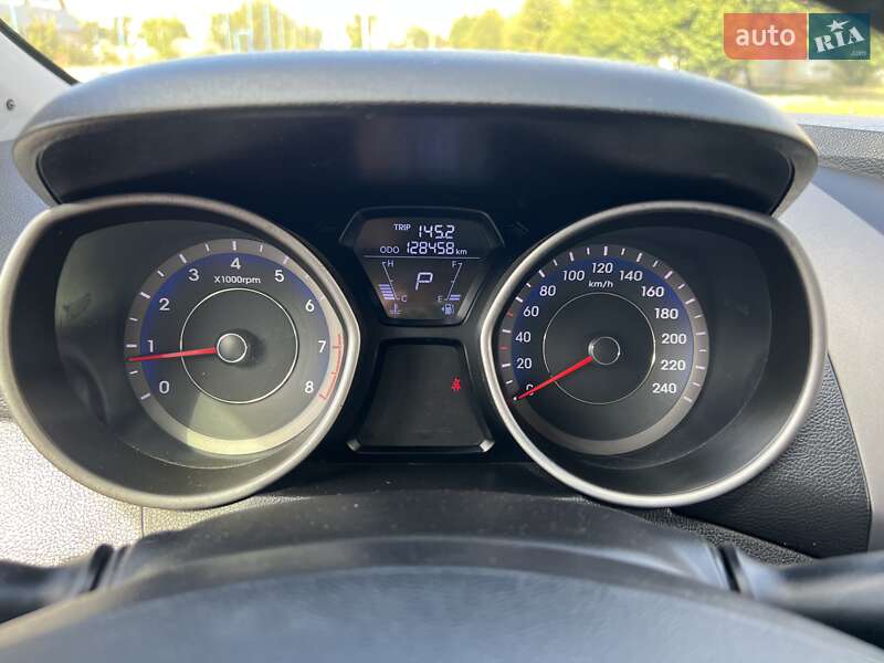 Седан Hyundai Elantra 2013 в Богуславе