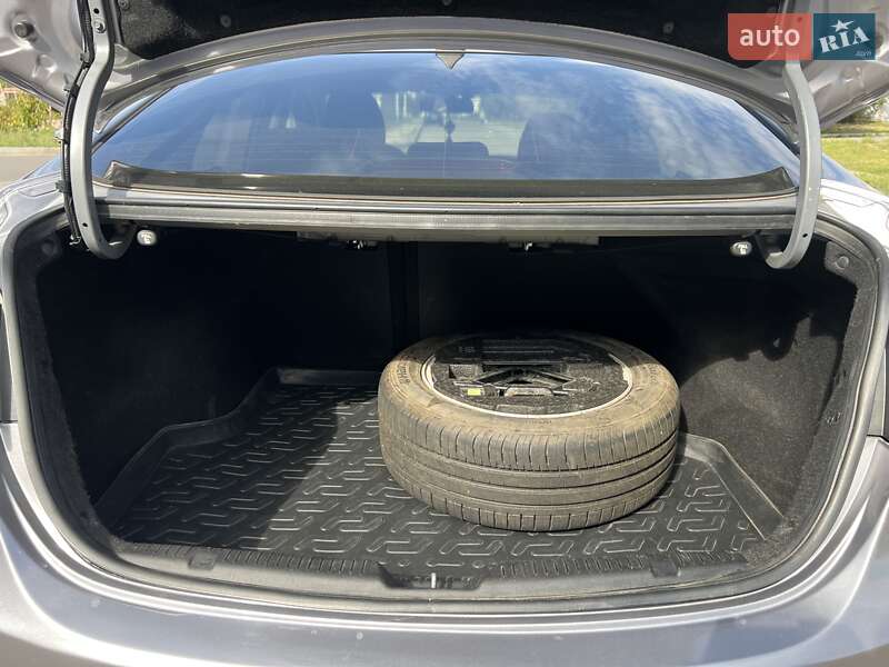 Седан Hyundai Elantra 2013 в Богуславе