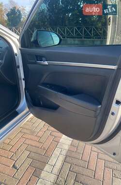Седан Hyundai Elantra 2018 в 
