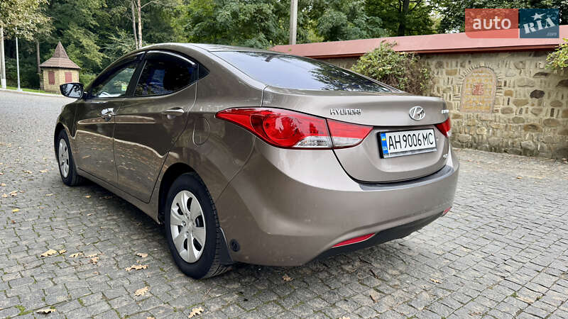 Седан Hyundai Elantra 2013 в Чернівцях