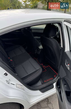 Седан Hyundai Elantra 2018 в 
