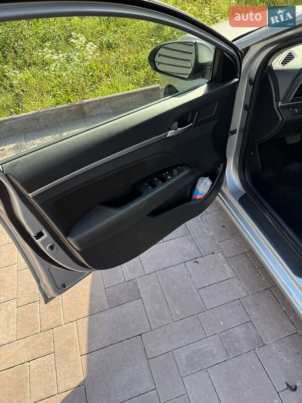 Седан Hyundai Elantra 2019 в Львові