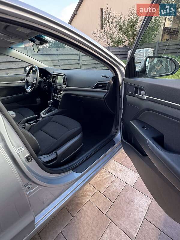 Седан Hyundai Elantra 2019 в Львові