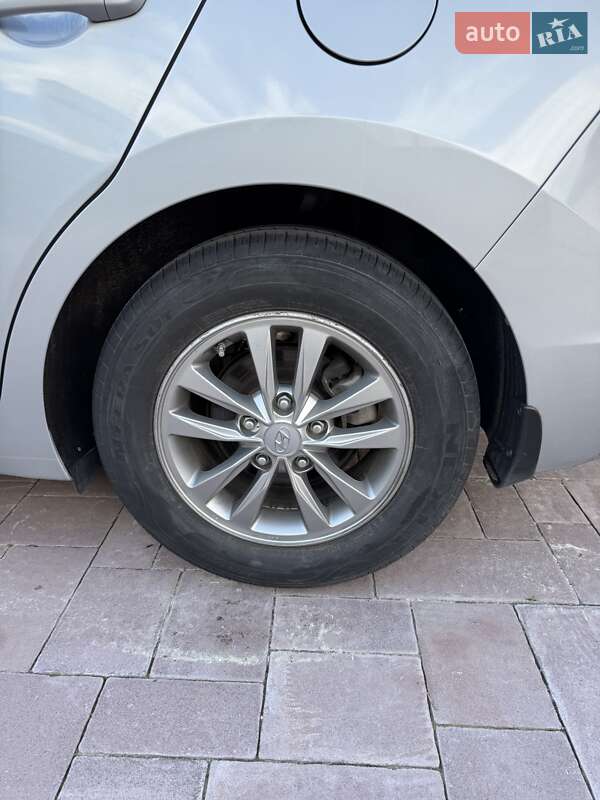 Седан Hyundai Elantra 2019 в Львові