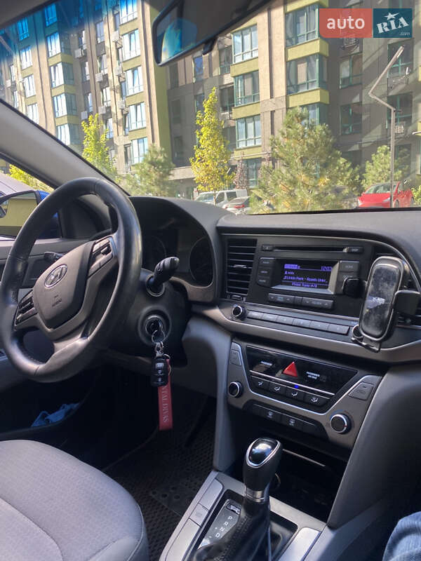 Седан Hyundai Elantra 2016 в Киеве