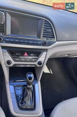 Седан Hyundai Elantra 2017 в 