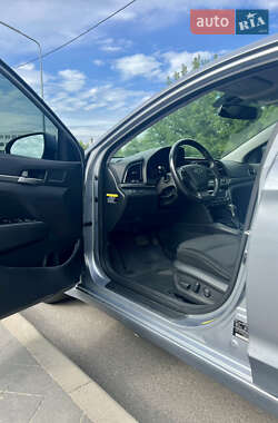 Седан Hyundai Elantra 2017 в 