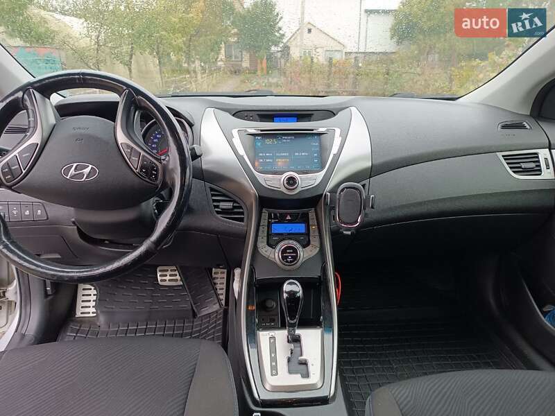 Седан Hyundai Elantra 2013 в Вараше