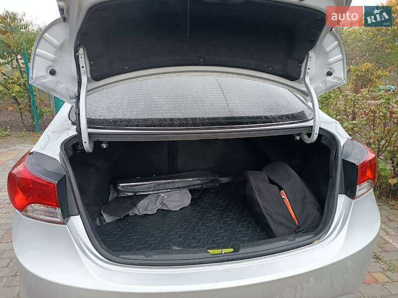 Седан Hyundai Elantra 2013 в Вараше