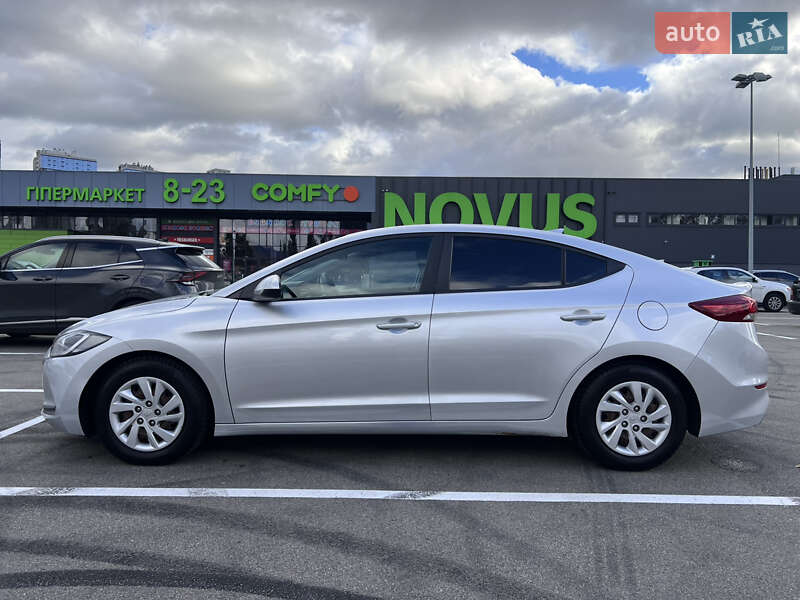 Седан Hyundai Elantra 2016 в Киеве