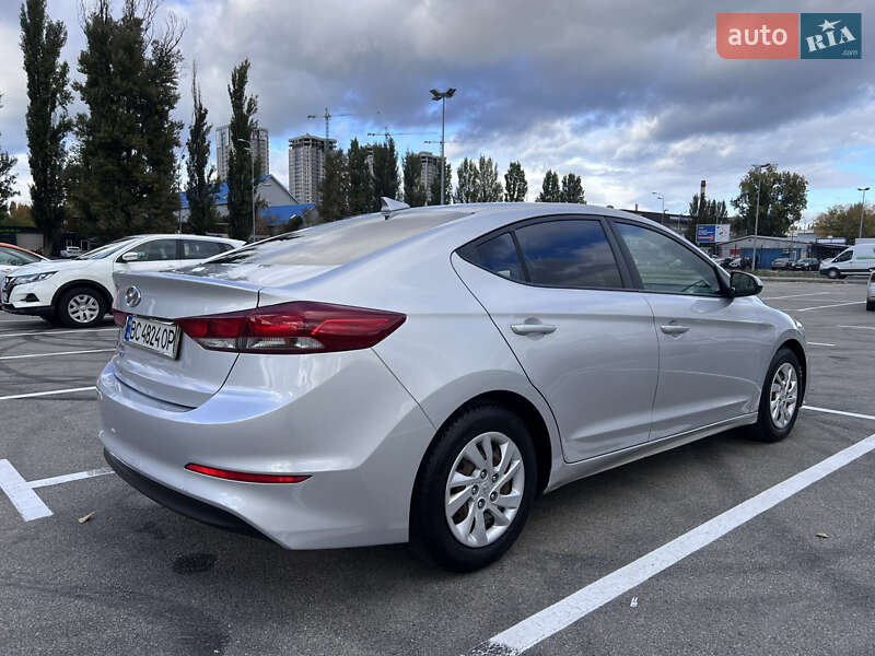 Седан Hyundai Elantra 2016 в Киеве