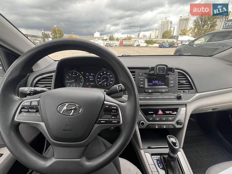 Седан Hyundai Elantra 2016 в Киеве
