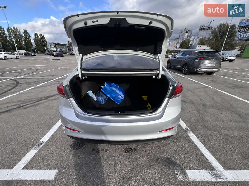 Седан Hyundai Elantra 2016 в Киеве