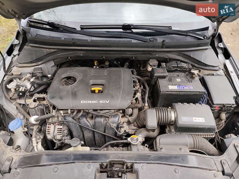 Седан Hyundai Elantra 2016 в Харкові