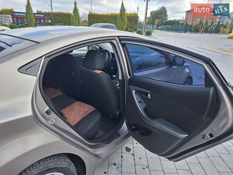 Седан Hyundai Elantra 2012 в Городку