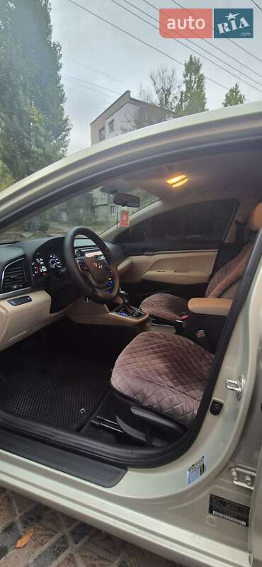 Седан Hyundai Elantra 2017 в Новомосковську