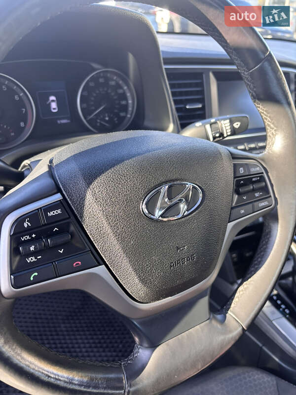 Седан Hyundai Elantra 2016 в Киеве