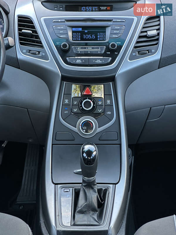 Седан Hyundai Elantra 2015 в Киеве