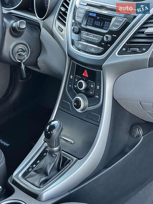 Седан Hyundai Elantra 2015 в Киеве