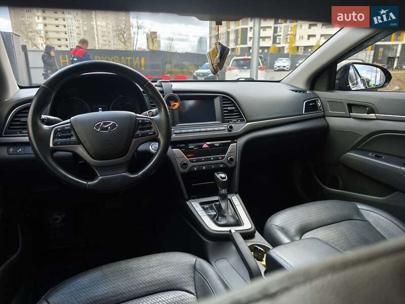 Седан Hyundai Elantra 2016 в Киеве