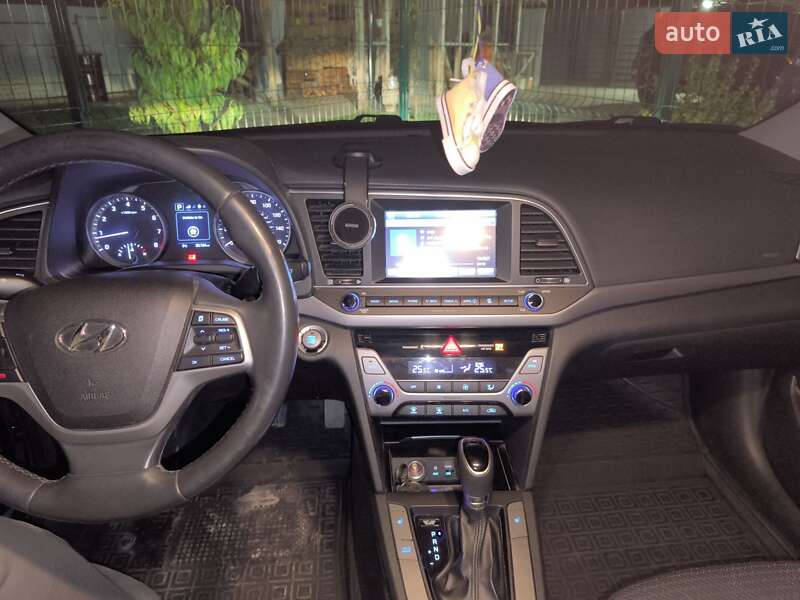 Седан Hyundai Elantra 2016 в Киеве