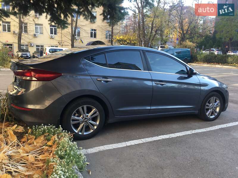 Седан Hyundai Elantra 2018 в Киеве
