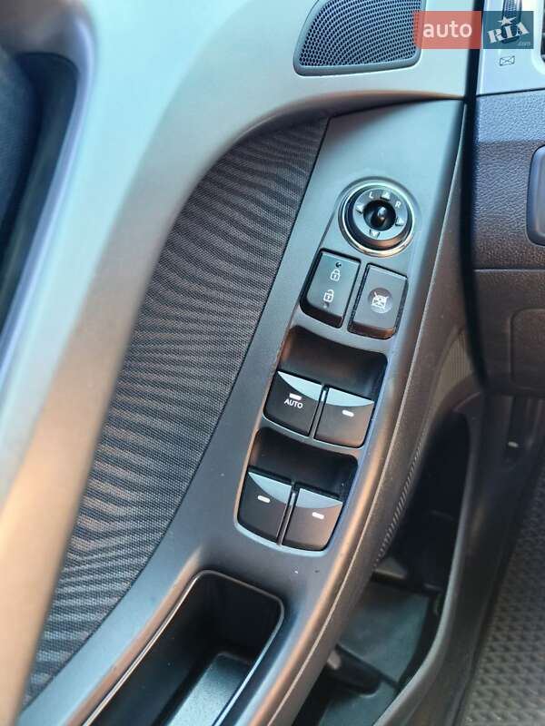 Седан Hyundai Elantra 2012 в Киеве