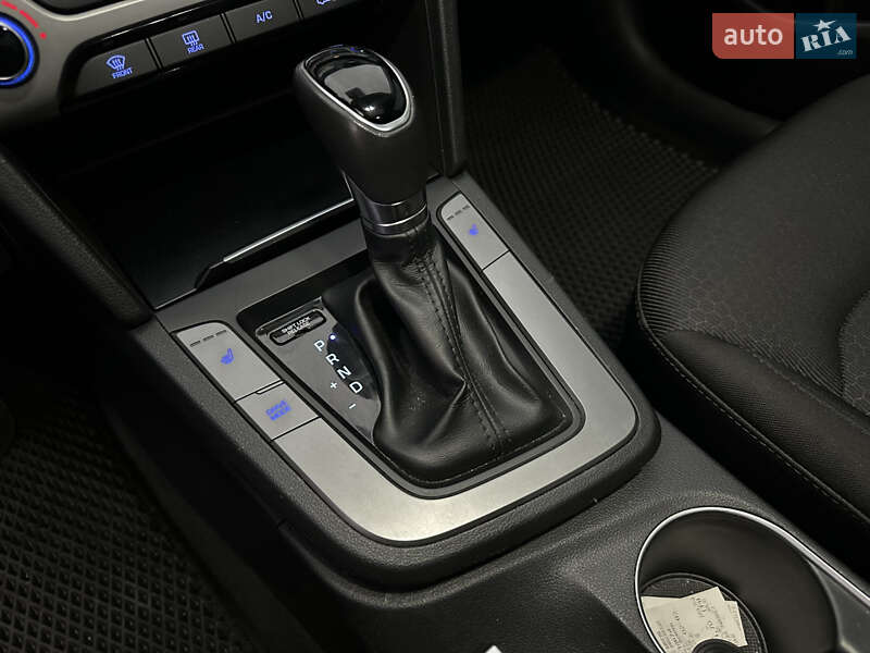 Седан Hyundai Elantra 2016 в Львове