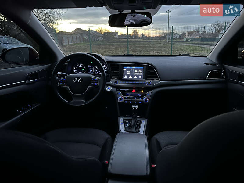 Седан Hyundai Elantra 2016 в Львове