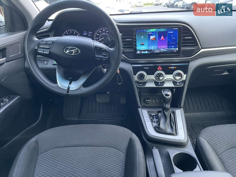 Седан Hyundai Elantra 2018 в Киеве