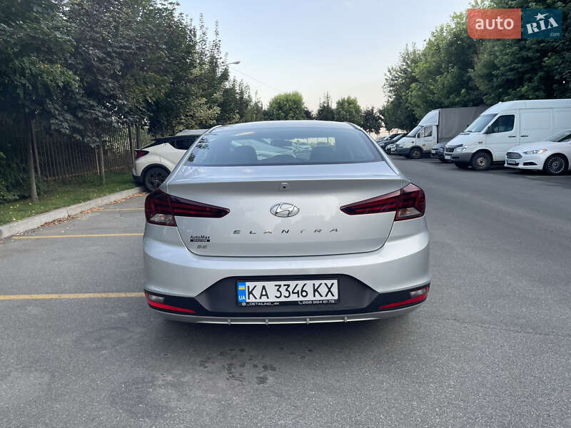 Седан Hyundai Elantra 2018 в Киеве