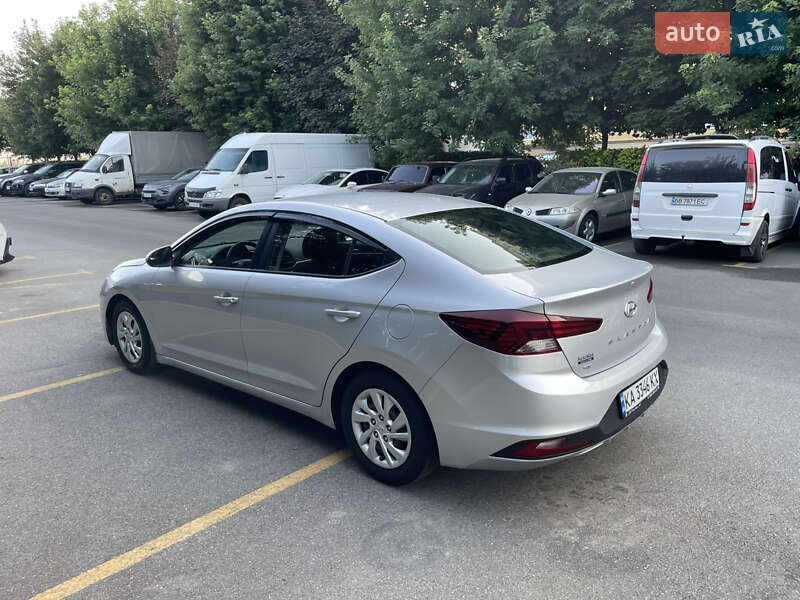Седан Hyundai Elantra 2018 в Киеве