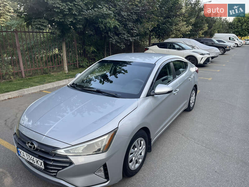 Седан Hyundai Elantra 2018 в Киеве