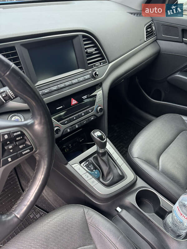 Седан Hyundai Elantra 2017 в Киеве