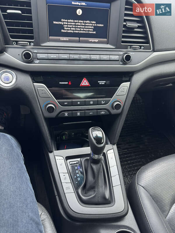 Седан Hyundai Elantra 2017 в Киеве