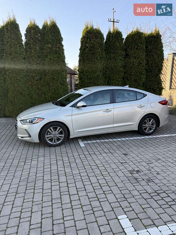 Седан Hyundai Elantra 2016 в Луцке